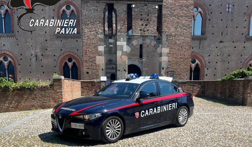 Serata al fast-food munito di manganello telescopico: nei guai un 24enne a Landriano