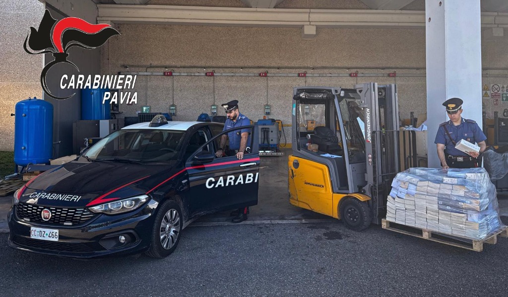 Colpo al polo Mondadori: il muletto aziendale usato per rubare i libri, quattro dipendenti in manette