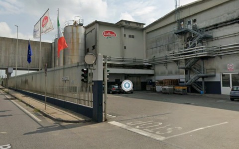 Infortunio alla Galbani di Corteolona: operaio di 28 anni travolto da un oggetto metallico