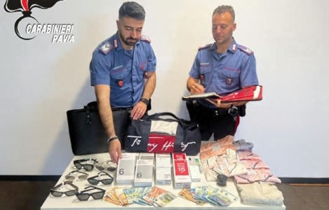 Controllo stradale dei Carabinieri: sequestrati contanti, droga e merce rubata per 7.000 euro
