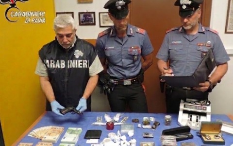 Operazione antidroga: smantellata rete di spaccio con sequestri di stupefacenti, armi e denaro