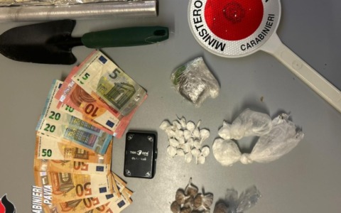Abbassano i sedili dell’auto per sfuggire ai Carabinieri, ma il maldestro trucco fallisce