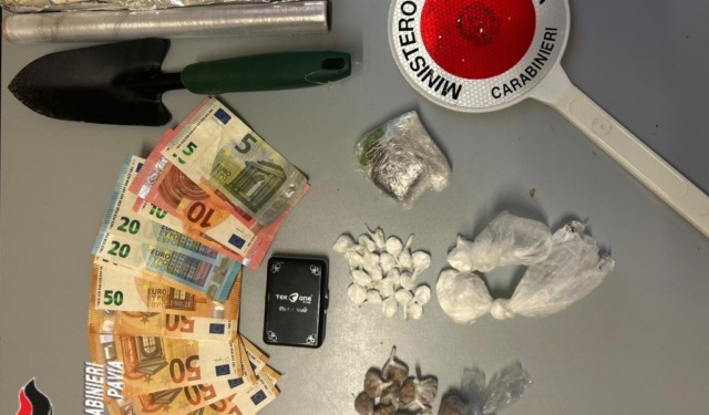 Abbassano i sedili dell’auto per sfuggire ai Carabinieri, ma il maldestro trucco fallisce
