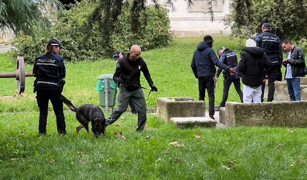 Stazione e parchi al setaccio: blitz della Polizia Locale a Voghera con le unità cinofile