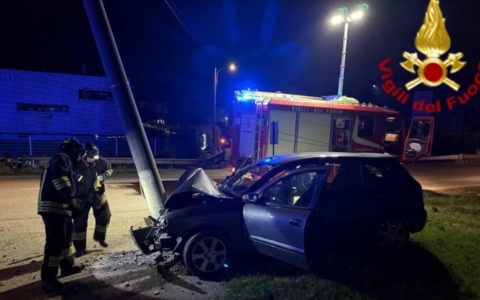 Schianto nella notte sulla SP 412: auto contro un palo a Torrevecchia Pia, tre giovanissimi feriti