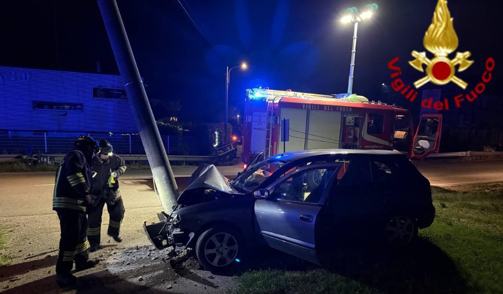 Schianto nella notte sulla SP 412: auto contro un palo a Torrevecchia Pia, tre giovanissimi feriti