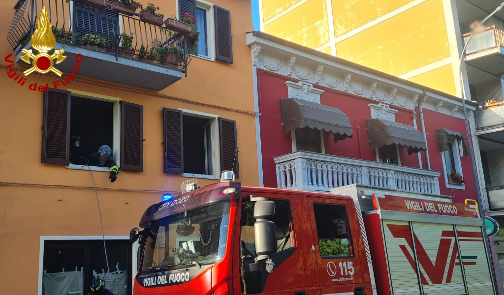 Incendio in appartamento a Stradella: cucina in fiamme, un uomo in ospedale per accertamenti