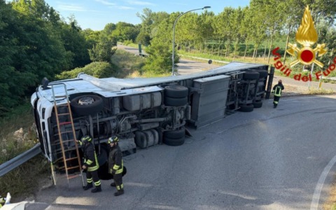 Autoarticolato si ribalta a Villanterio: conducente estratto dai Vigili del Fuoco