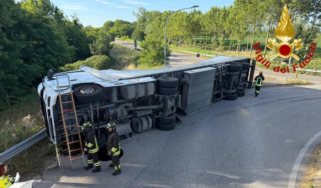 Autoarticolato si ribalta a Villanterio: conducente estratto dai Vigili del Fuoco