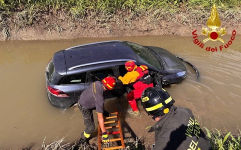 Incidente a Chignolo Po, finisce con l’auto nel canale: ferita una 56enne