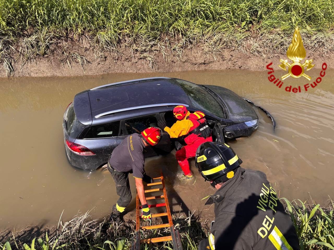 Incidente a Chignolo Po, finisce con l’auto nel canale: ferita una 56enne