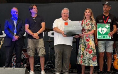 Un defibrillatore su ogni pattuglia della Polizia Locale di Voghera: la donazione arriva dal Dodge Day 2026