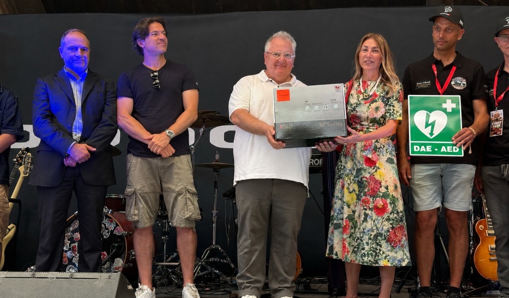 Un defibrillatore su ogni pattuglia della Polizia Locale di Voghera: la donazione arriva dal Dodge Day 2026