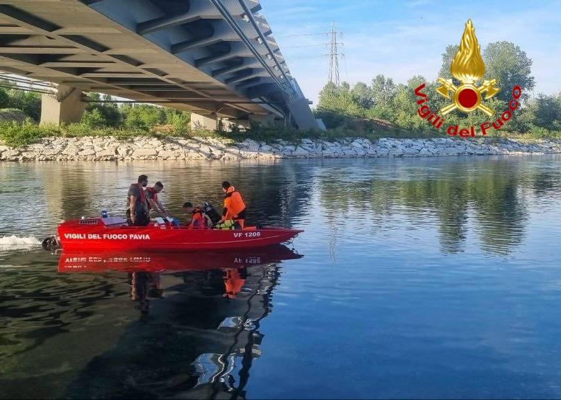Si tuffa nel Ticino e non riemerge, ricerche in corso di un giovane a Vigevano