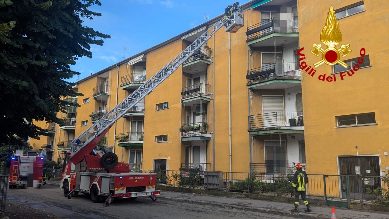 Disavventura a Pavia: anziano resta bloccato sul balcone, salvato dai Vigili del Fuoco