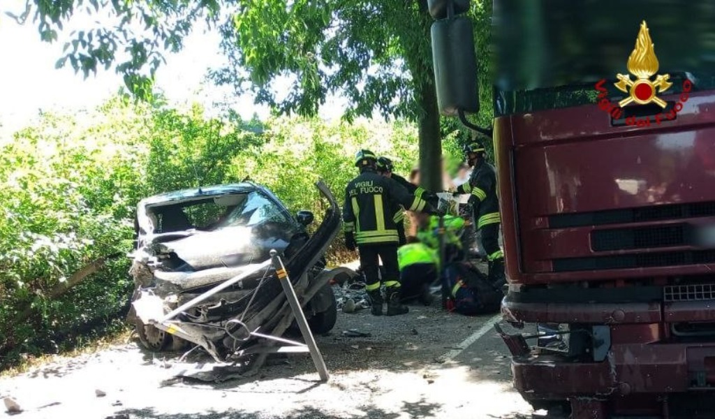Scontro frontale a Voghera: 51enne in gravi condizioni dopo il violento impatto contro un camion