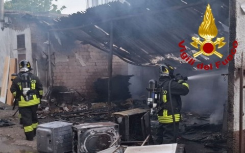 Incendio in un magazzino a Pavia, fiamme domate dai vigili del fuoco