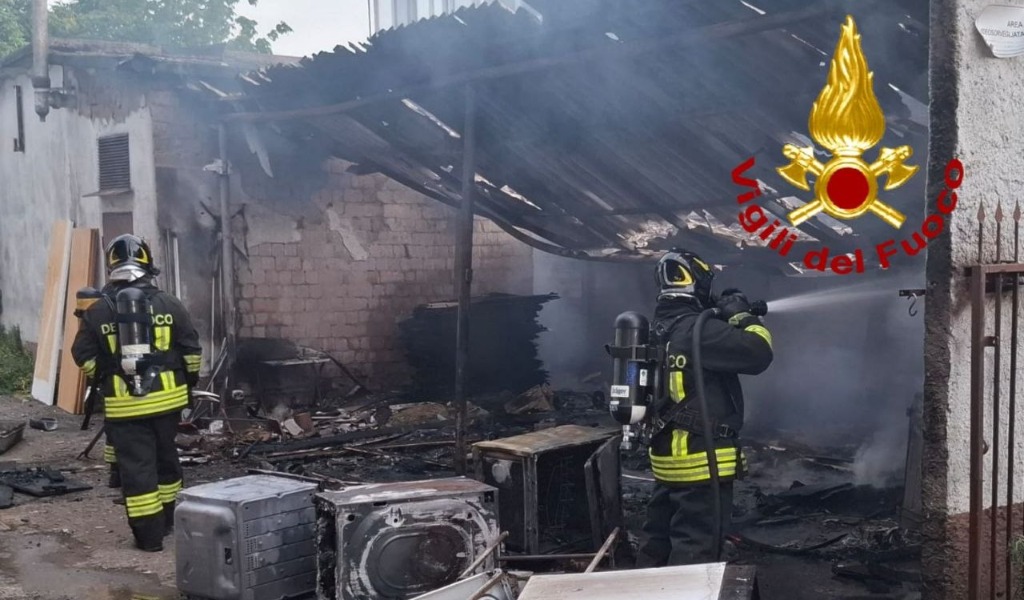 Incendio in un magazzino a Pavia, fiamme domate dai vigili del fuoco
