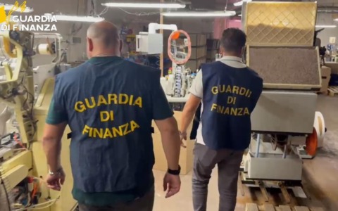 Scoperta nel Pavese maxi fabbrica clandestina di sigarette capace di produrre milioni di pezzi al giorno