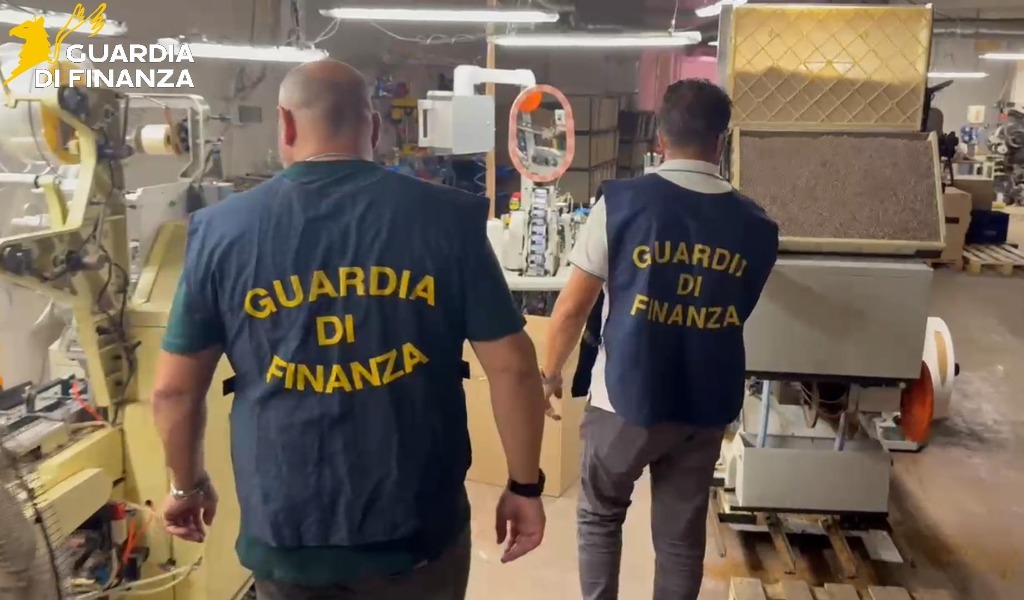 Scoperta nel Pavese maxi fabbrica clandestina di sigarette capace di produrre milioni di pezzi al giorno