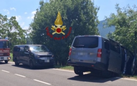 Furgone fuori strada sulla Statale del Penice: tre feriti, uno estratto dalle lamiere