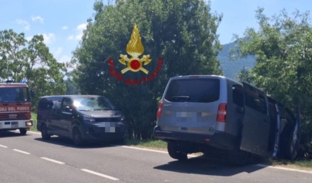 Furgone fuori strada sulla Statale del Penice: tre feriti, uno estratto dalle lamiere