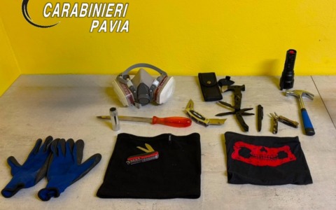 Si aggirano con fare sospetto in un’azienda di Rognano: nei guai due minorenni trovati con coltelli e attrezzi da scasso