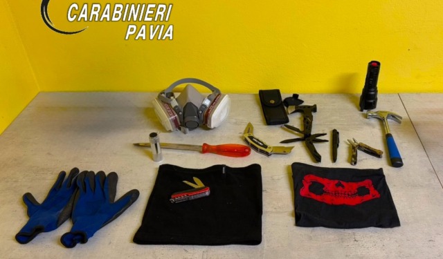 Si aggirano con fare sospetto in un’azienda di Rognano: nei guai due minorenni trovati con coltelli e attrezzi da scasso