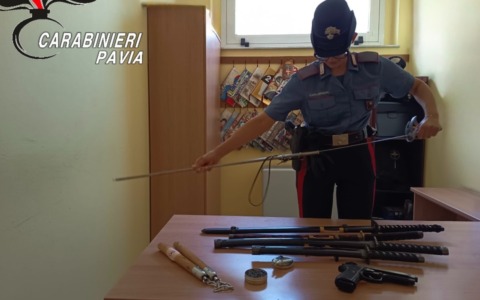 Controlli straordinari dei Carabinieri portano a un arresto per maltrattamenti e a un maxi sequestro d’armi