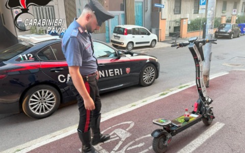 Controlli straordinari a Pavia contro la “mala movida”: 226 persone identificate e 12 multe ai monopattini