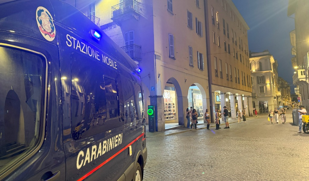 Controlli dei Carabinieri nel centro storico di Pavia: tre persone sanzionate per ubriachezza