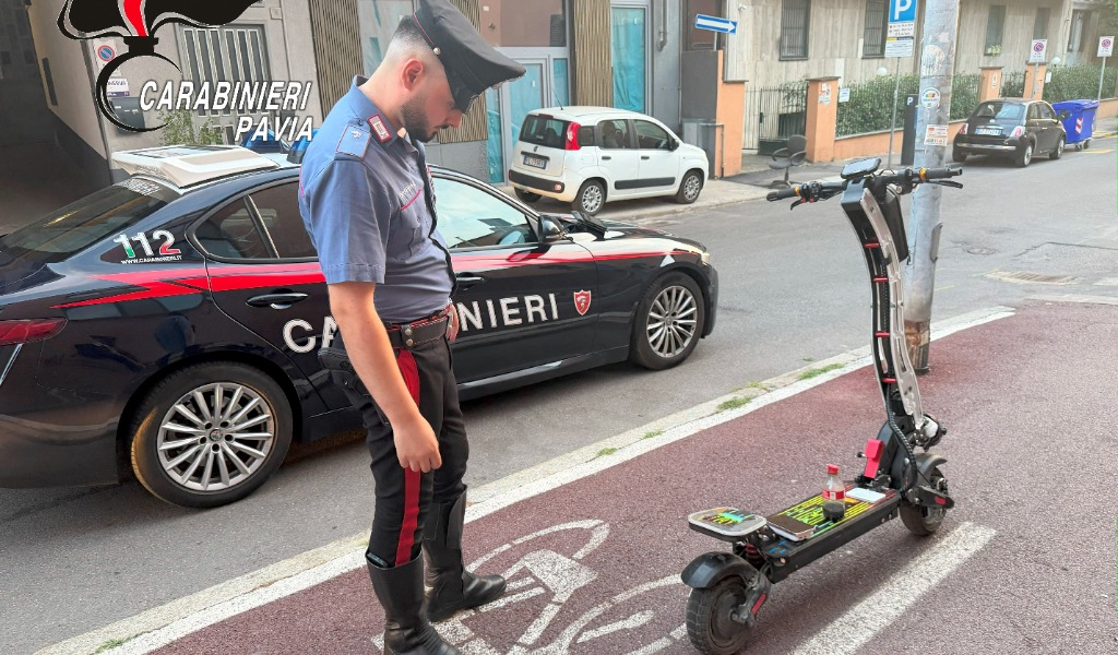 Controlli straordinari a Pavia contro la “mala movida”: 226 persone identificate e 12 multe ai monopattini