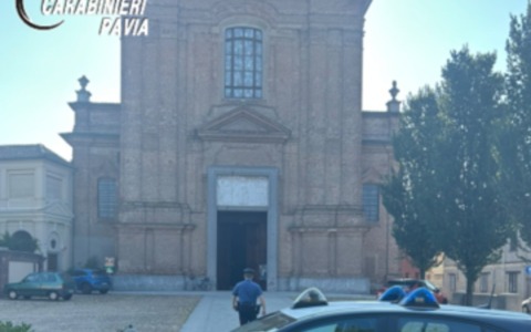 Tensione in chiesa a Robbio: aggredisce i Carabinieri chiamati dal parroco, arrestato un 28enne