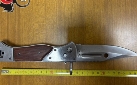 Paura in centro a Voghera: gira armato di coltello tra i passanti, bloccato dai Carabinieri