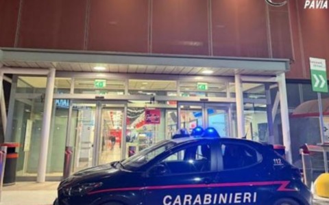 Calci alla titolare per una refurtiva di 12 euro: tre giovani incastrati dalle telecamere