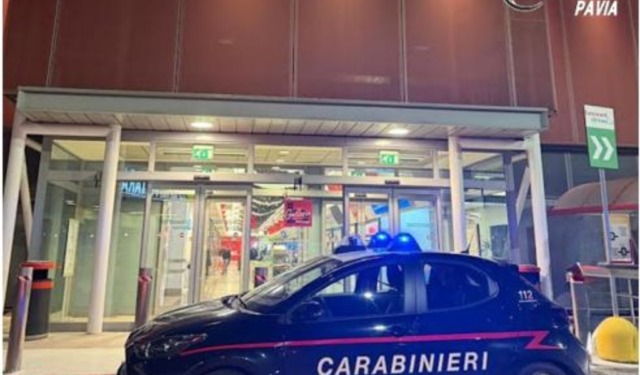 Calci alla titolare per una refurtiva di 12 euro: tre giovani incastrati dalle telecamere