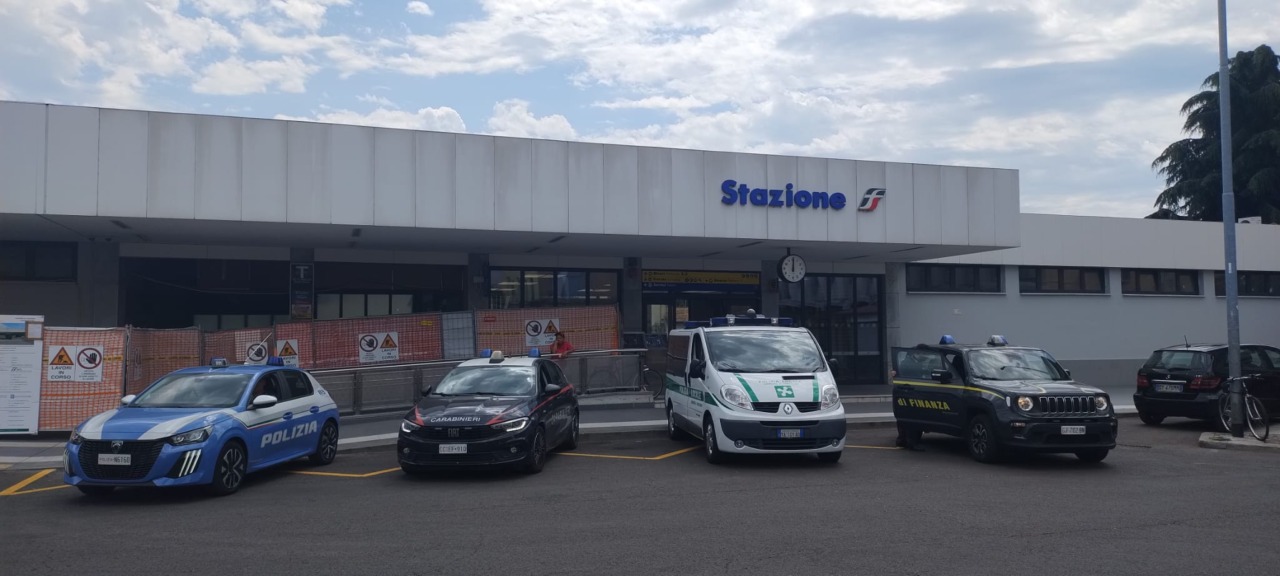 Controlli straordinari della Polizia: 105 persone identificate e verifiche nei punti sensibili della città