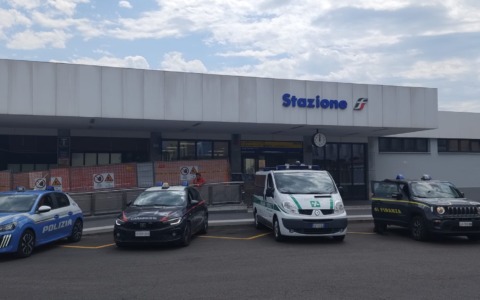 Controlli straordinari della Polizia: 105 persone identificate e verifiche nei punti sensibili della città