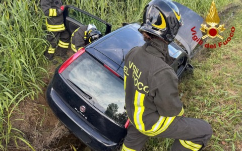Auto a GPL esce di strada e finisce in un fossato: 42enne in ospedale