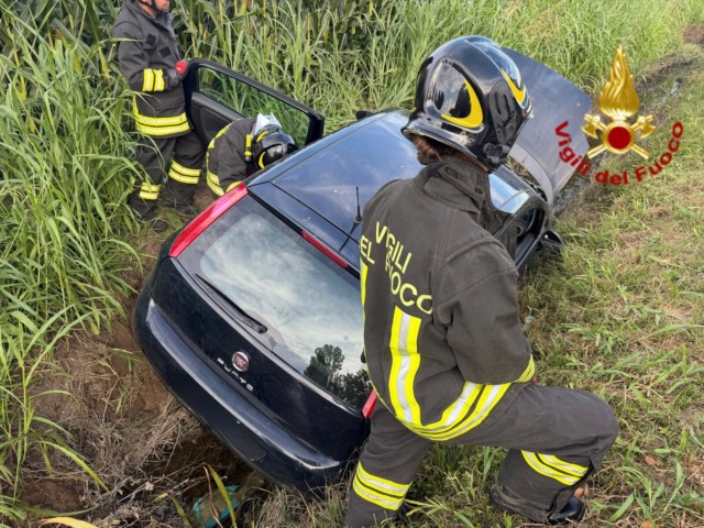Auto a GPL esce di strada e finisce in un fossato: 42enne in ospedale