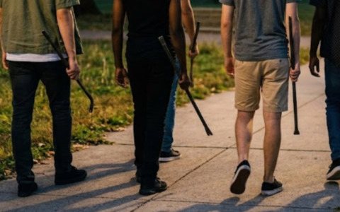 Picchiato a Vigevano in corso Pavia con spranghe e bastoni: denunciati i tre aggressori