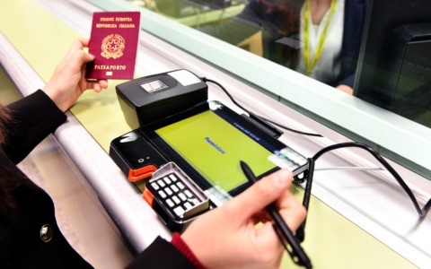 Passaporti a Pavia: mille richieste negli uffici postali in sei mesi