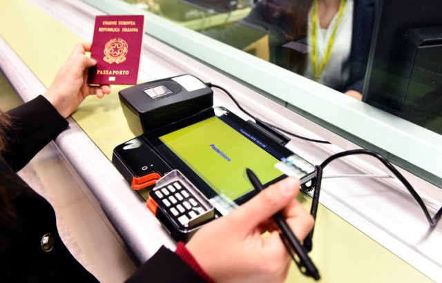 Passaporti a Pavia: mille richieste negli uffici postali in sei mesi