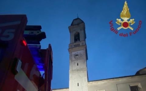 Maltempo nel Pavese: fulmine colpisce il campanile della chiesa di Gambolò