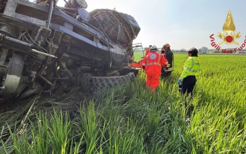 Trattore si ribalta in strada a Mede: conducente 45enne estratto dai pompieri