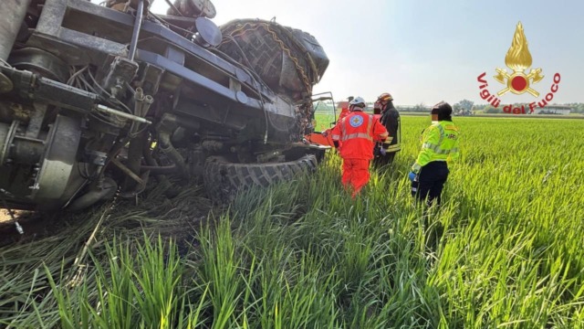 Trattore si ribalta in strada a Mede: conducente 45enne estratto dai pompieri