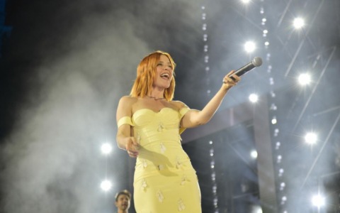 Noemi porta il live 2026 a Vigevano: in scaletta anche il nuovo singolo “Tu cosa fai questa sera”