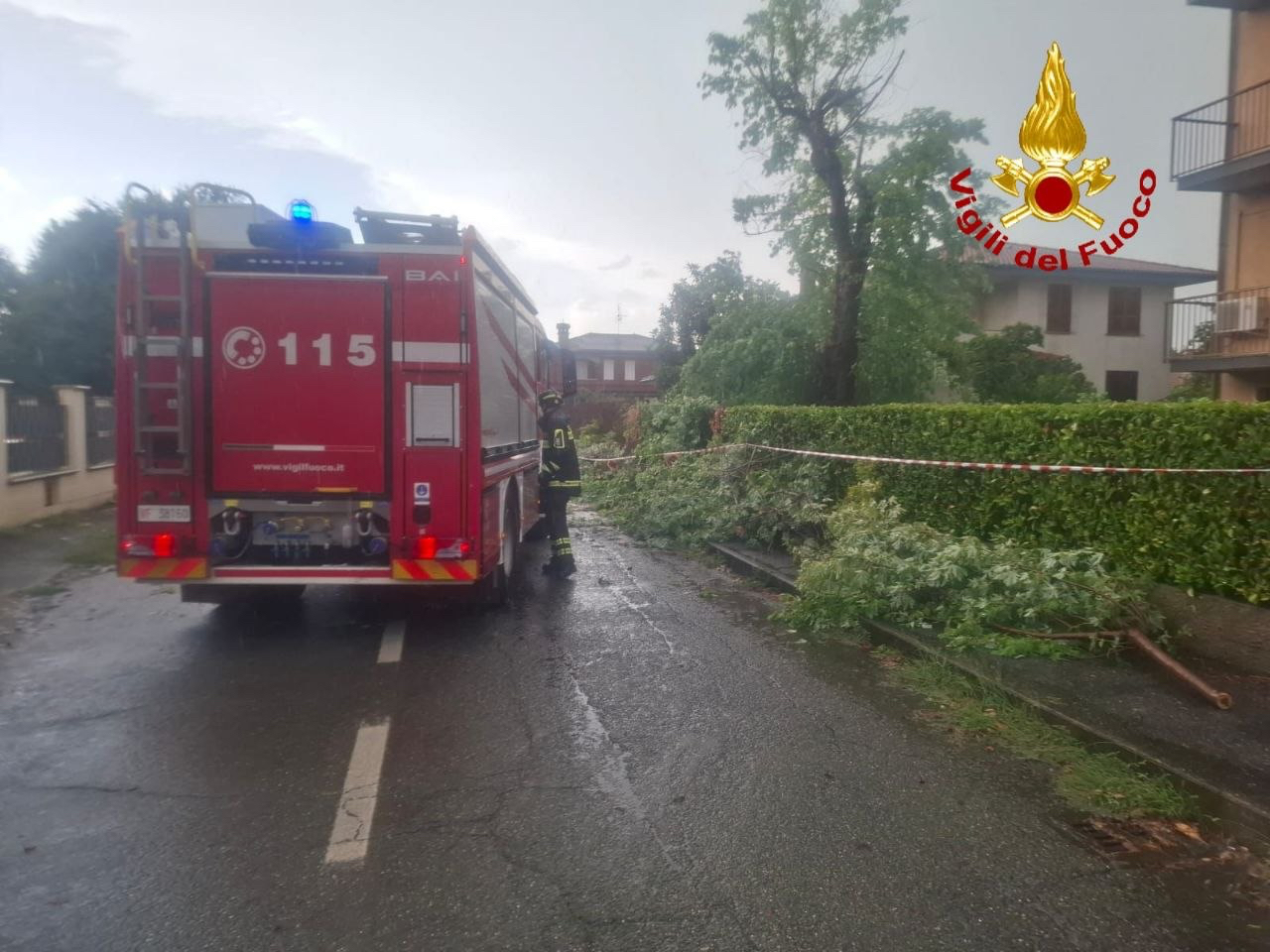 Violento temporale su Pavia e provincia: crollano 30 alberi, strade chiuse e treni in tilt