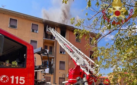 Incendio in casa Aler a Vigevano, 60enne muore carbonizzato nel suo appartamento
