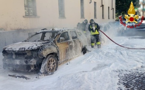 Incendio a Voghera, a fuoco due auto in via Giovanni Plana: strada chiusa